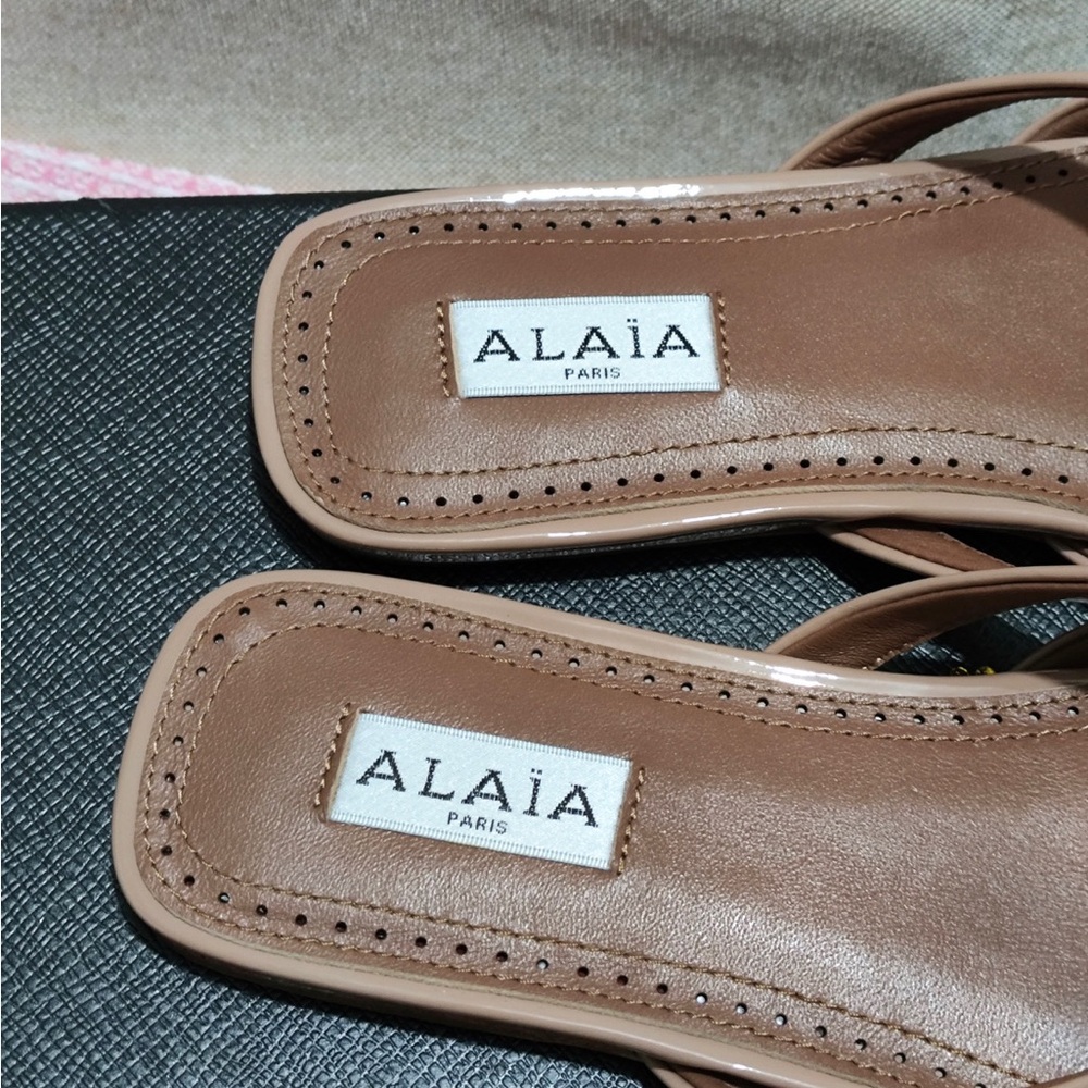 Alaia Tan Woven Patent-Trim Slide Mules - Picture 2 of 8
